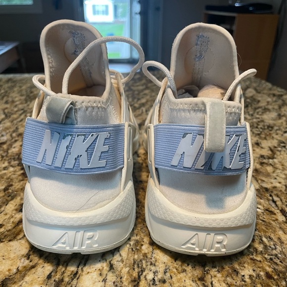 Women’s Nike Huaraches - Picture 4 of 13